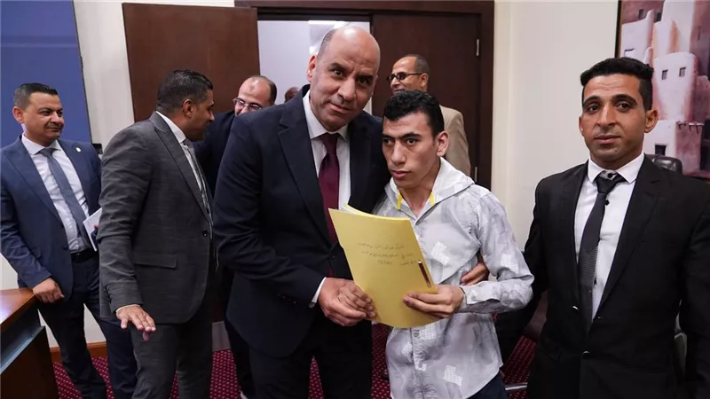 وزير العمل يُسلّم عقودًا جديدة لذوي الهمم في 3 شركات