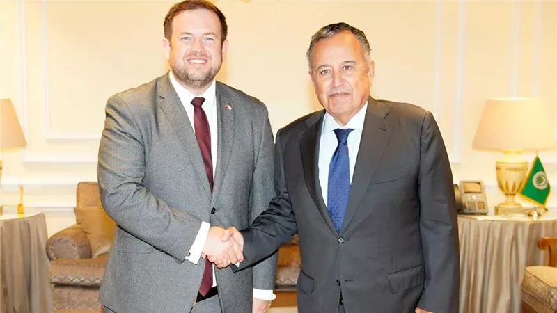 نبيل فهمي يبحث مع وزير الدولة البريطاني تطورات فلسطين وأزمات المنطقة وتعزيز التعاون العربي البريطاني