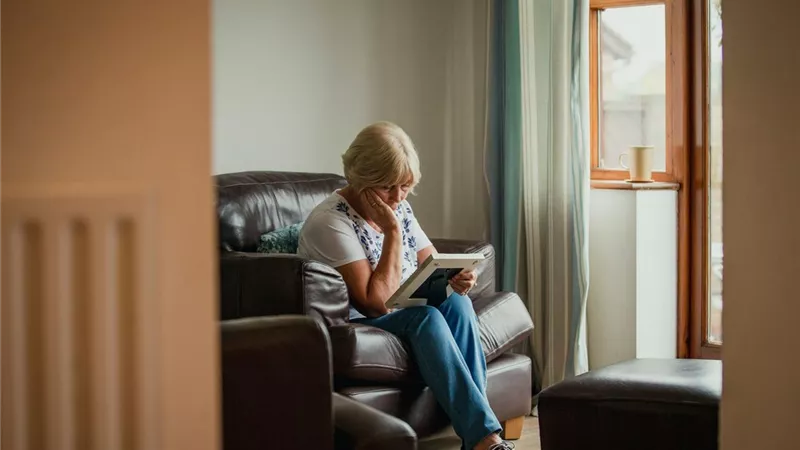 متلازمة العش الفارغ.. كيف تتعامل الأم نفسيًا مع استقلال الأبناء وزواجهم؟