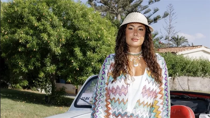 هند صبري تخطف الأنظار بإطلالة صيفية جريئة.. ألوان Missoni وسيارة كلاسيكية في جلسة تصوير لافتة