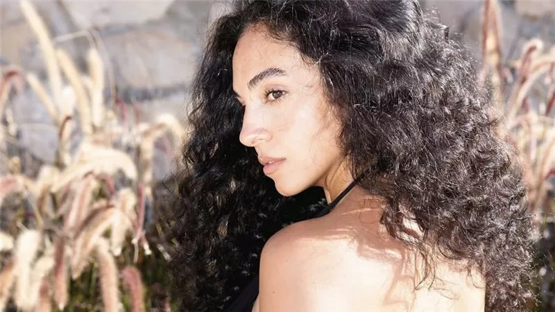 سلمى أبو ضيف بإطلالة Loewe.. مزيج من الجرأة والأنوثة وسط أجواء الطبيعة