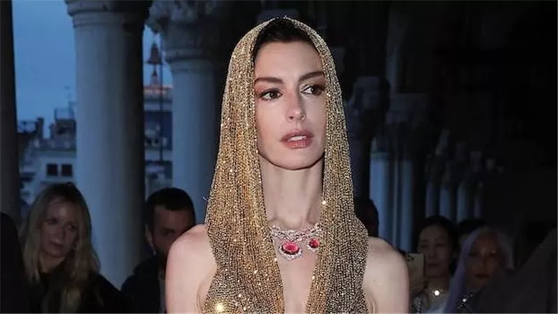 آن هاثاواي تثير التساؤلات.. كيف توفّق بين الحمل وجدولها الفني المزدحم؟