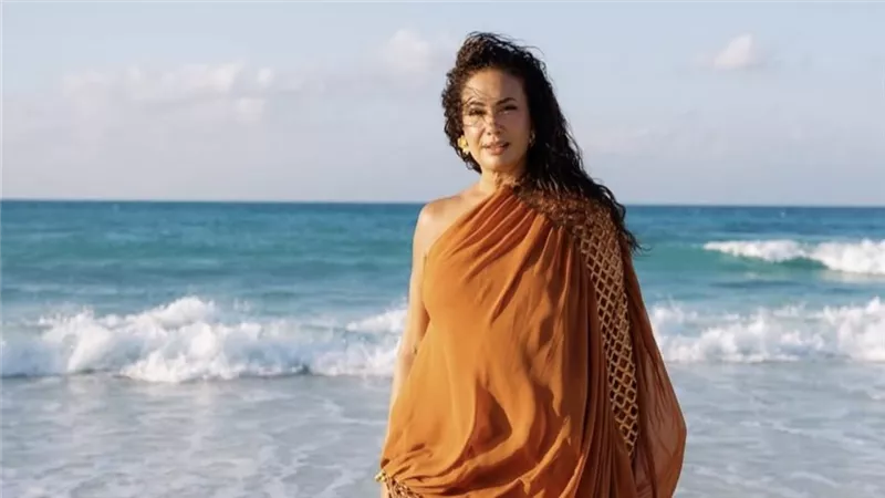 «Shimmer in summer».. هند صبري تتألق بإطلالة برتقالية لامعة على البحر