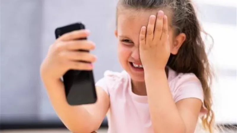 أطفال جيل ألفا.. هل قضت الاستقلالية على براءة الطفولة في زمن الشاشات المفتوحة؟