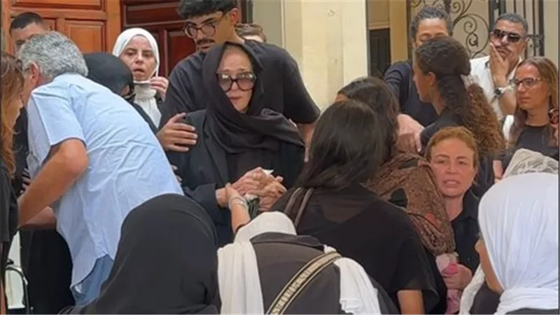 نجمات الفن يواسين نجلاء فتحي بعد وفاة ابنتها الوحيدة ياسمين برسائل مؤثرة