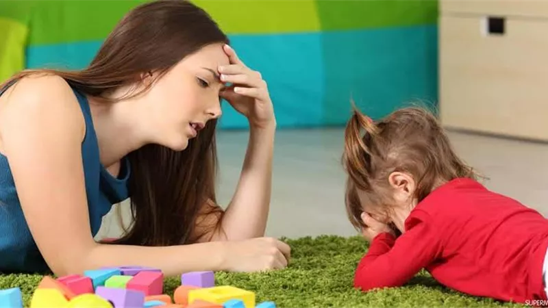 طفلي يرفض الهزيمة.. كيف تعالجين العصبية وحب التملك عند الأطفال أثناء اللعب؟