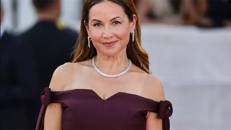 ريا أبي راشد تخطف الأضواء في فينيسيا.. فستان برغندي من Prada يشعل السجادة الحمراء