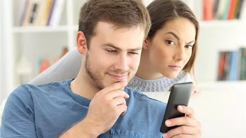 وسائل التواصل الاجتماعي.. كيف تشعل السوشيال نار الغيرة بين الأزواج؟