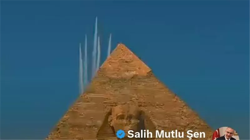 السفير التركي يوثق تحليق «النجوم التركية» بـ8 طائرات عسكرية فوق أهرامات الجيزة