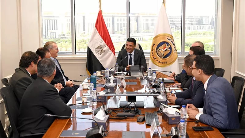 وزير الصناعة يبحث مع «كيكيلا بي في بي» إقامة مصنع لإنتاج التربة البديلة بالمنطقة الاقتصادية لقناة السويس