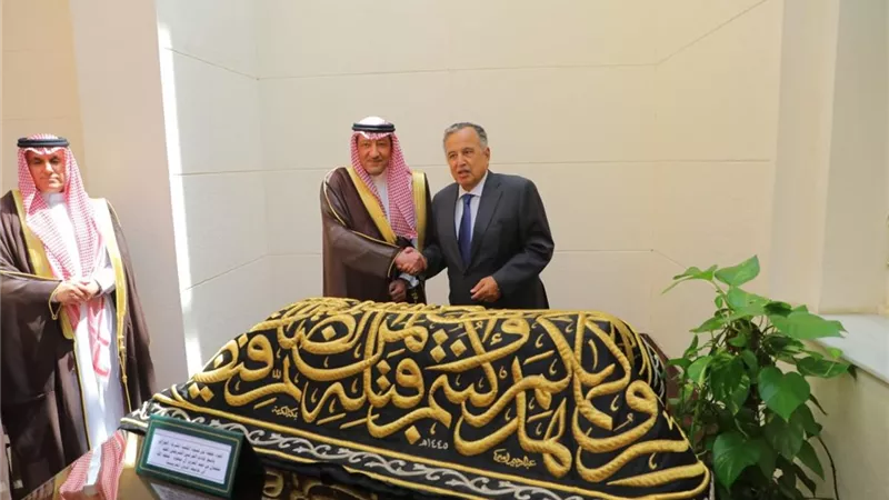 السعودية تهدي جامعة الدول العربية قطعة من كسوة الكعبة المشرفة