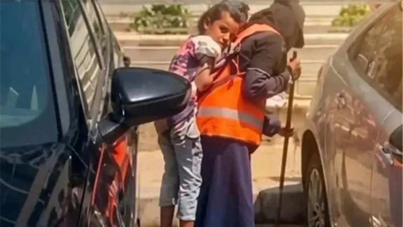 أم فارس تحمل نجلها المريض على ظهرها.. ووزارة التضامن تتدخل