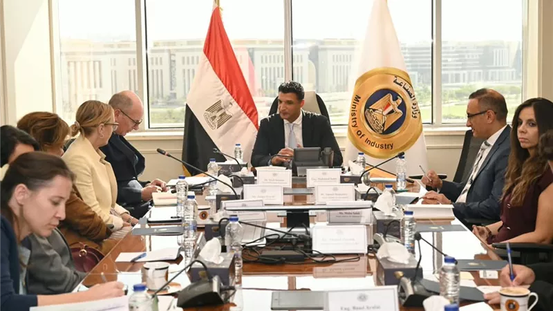 وزير الصناعة يبحث مع البنك الأوروبي لإعادة الإعمار تعزيز التعاون في الطاقة المتجددة والاقتصاد الأخضر