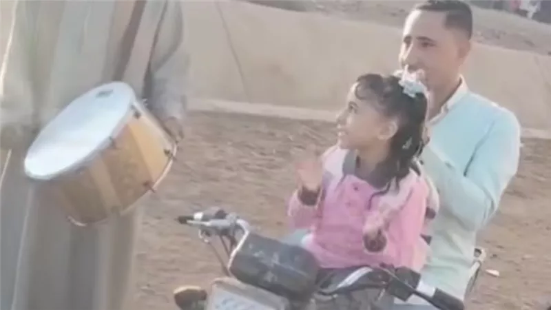 على ظهر حصان وبالمزمار والطبل.. أب يحوّل أول يوم دراسة لابنته إلى «زفة» ويشعل السوشيال 