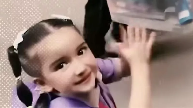 «سبلايز ولا فرش عروسة؟».. طفلة تمازح والدها بسبب مشتريات المدرسة