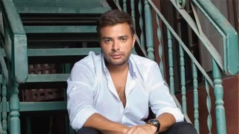 معجبة تحرج رامي صبري أمام الجميع.. محاولة تقبيل تنتهي بتدخل الحرس