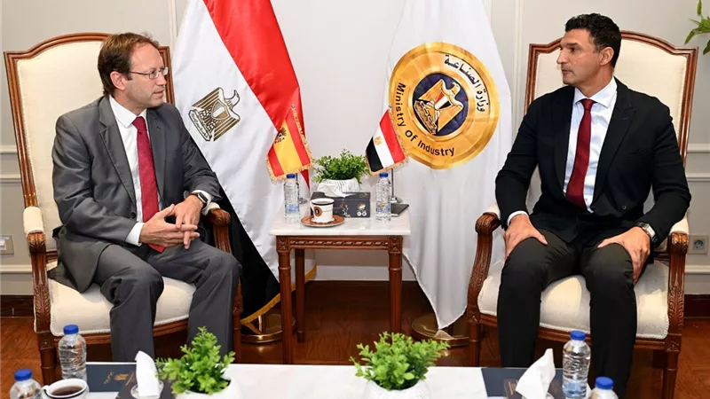 وزير الصناعة يبحث مع سفير إسبانيا تعزيز التعاون الصناعي وجذب استثمارات جديدة إلى مصر