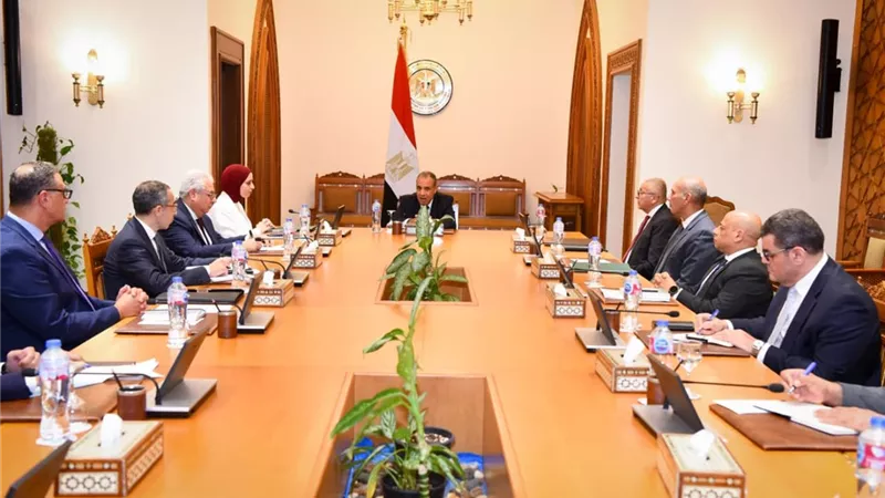 بدر عبد العاطي يتابع جهود تطهير العلمين والساحل الشمالي الغربي من الألغام ودعم المتضررين