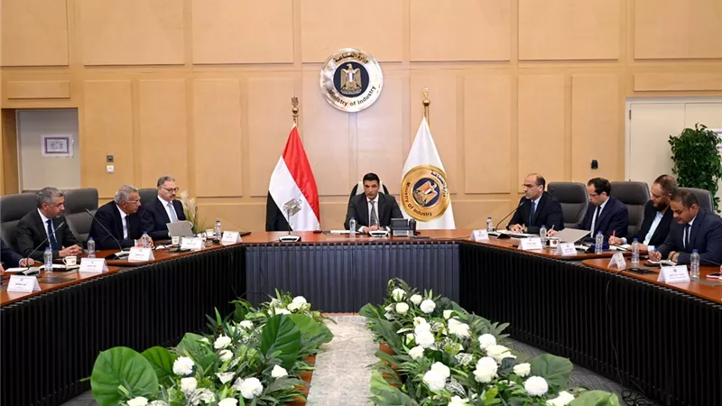 وزير الصناعة يبحث مع مصنعي الأسمنت خارطة طريق لتحقيق استقرار السوق وزيادة الصادرات