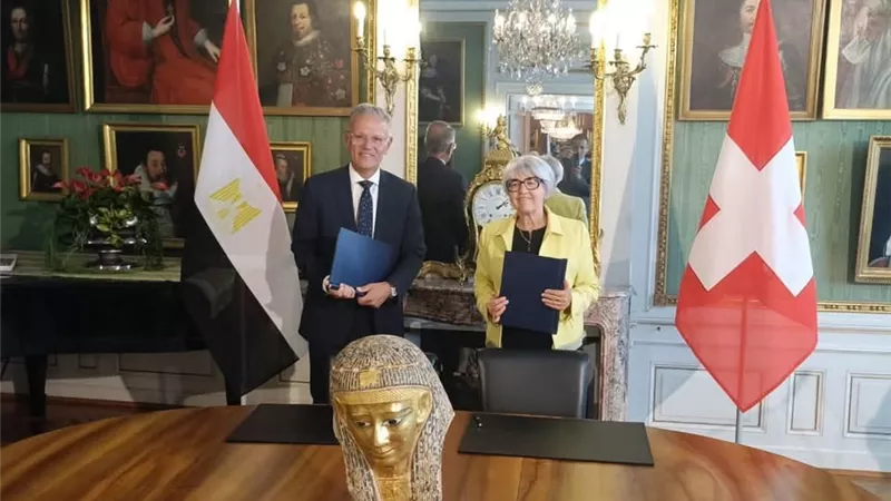 السفارة المصرية في برن تسترد قناع مومياء ذهبيًا أثريًا بالتنسيق مع السلطات السويسرية