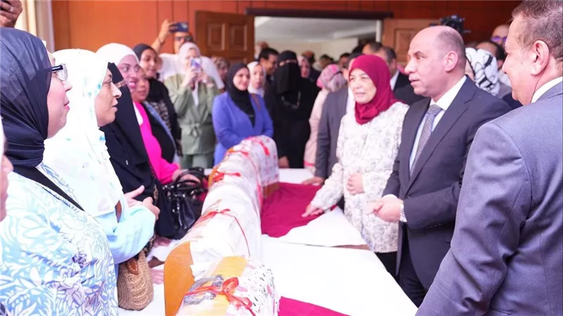 وزير العمل ومحافظ بورسعيد ويوزعان عقوداً لذوي الهمم وماكينات خياطة للمرأة المعيلة