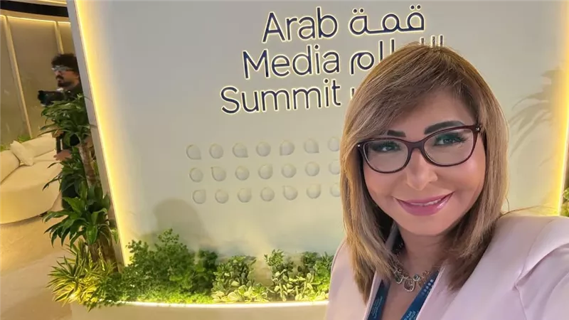 من جائزة لميس الحديدي لجلسة دينا الشربيني.. نجمات يخطفن الأضواء بقمة الإعلام العربي