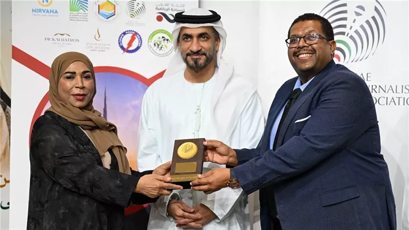 تكريم الصحفي مصطفى عبد المنعم خلال الملتقى العربي الثاني للسياحة الرياضية بدبي