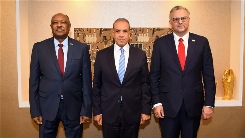بدر عبد العاطي يعقد لقاءً ثلاثياً مع وزير خارجية السودان ومستشار الرئيس الأمريكي