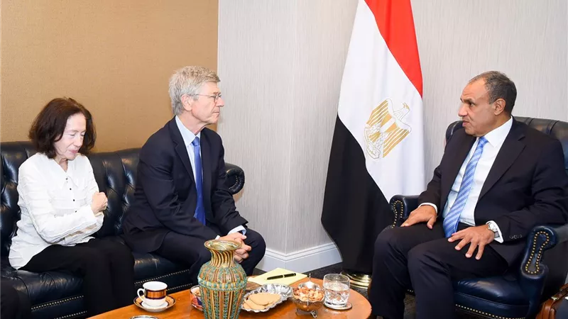 بدر عبد العاطي يبحث مع جيفري ساكس تعزيز التعاون في مجالات التنمية المستدامة ومواجهة تغير المناخ