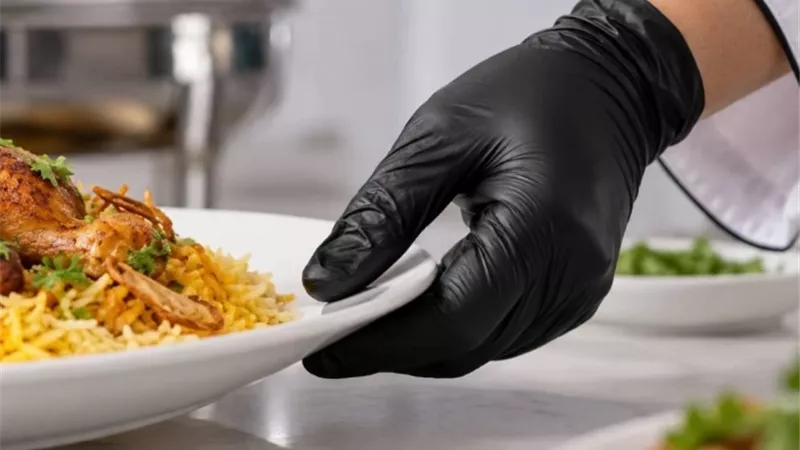 قفاز الطعام نظافة ظاهرية وخطر خفي