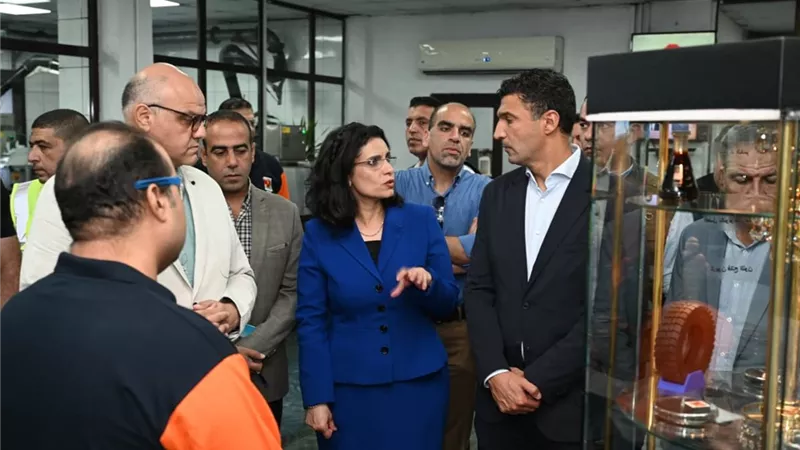 وزير الصناعة يتفقد مصنعي «بيرلا كربون» و«بروميتيون» بالإسكندرية لتعزيز التصنيع المحلي وزيادة الصادرات
