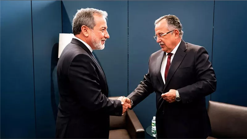نبيل فهمي يبحث مع وزير الخارجية الإيراني تداعيات الأزمة وسبل خفض التصعيد في المنطقة