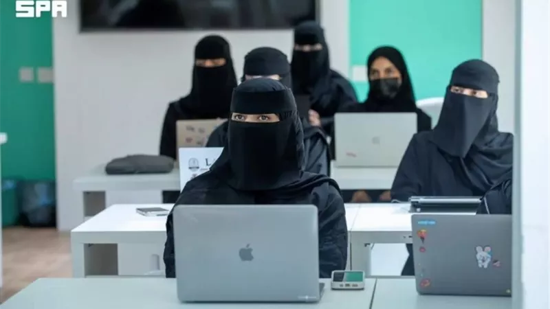 تنويع الاقتصاد يعزز عمل المرأة