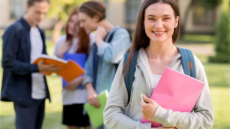 صداقات الجامعة الأولى.. كيف تبنين دائرة صحية دون فقدان هويتكِ؟