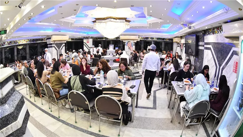 كشري أبو طارق يستقبل أكبر وفد طلابي في العالم .. 180 طالبًا من الجامعة البريطانية في مصر