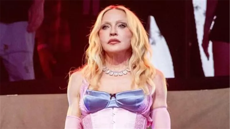 مادونا تسقط بعنف على المسرح في VMAs 2026.. حادث مفاجئ أم مشهد صادم ضمن العرض؟