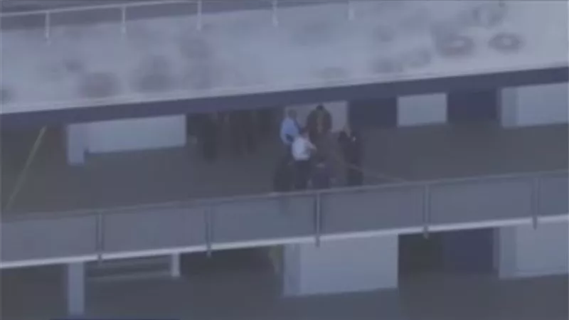 بالفيديو.. طالب ثانوي يلقي بنفسه من الطابق الرابع بسبب التنمر بمدينة لوس أنجلوس (فيديو)