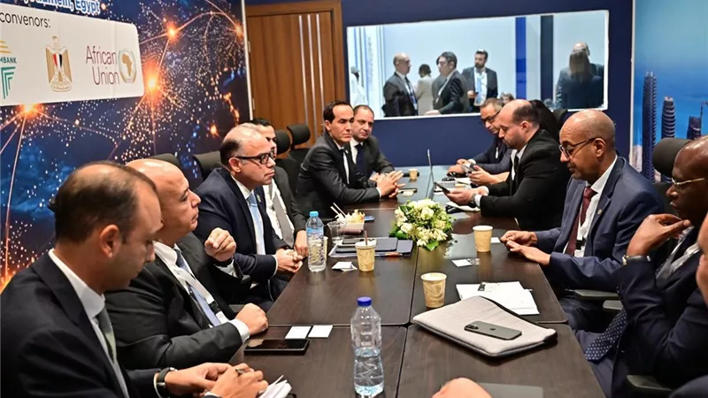 وزير الاستثمار يبحث مع رئيس «بنك التجارة والتنمية الأفريقي» تعزيز تمويل التجارة والاستثمار بالقارة