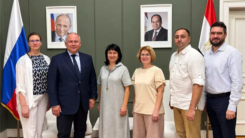 مدير المراكز الثقافية الروسية يستقبل وفد جامعة أوليانوفسك لبحث التعاون الأكاديمي والثقافي وإطلاق مهرجان «نحن معًا»
