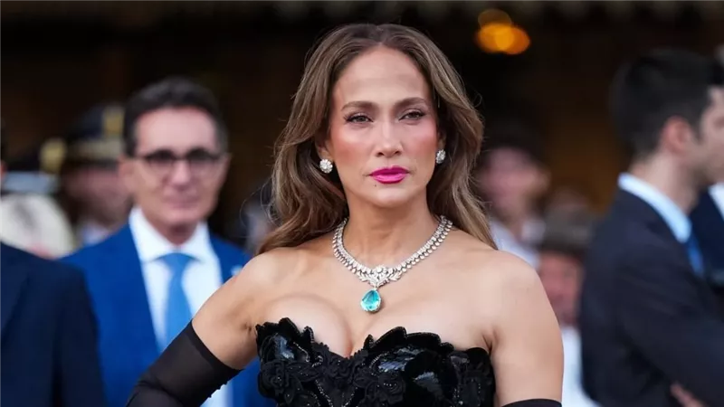 من الصف الأمامي لقلب الحدث.. جنيفر لوبيز وهاندا أرتشيل تخطفان الأضواء في «Vogue World Milano»