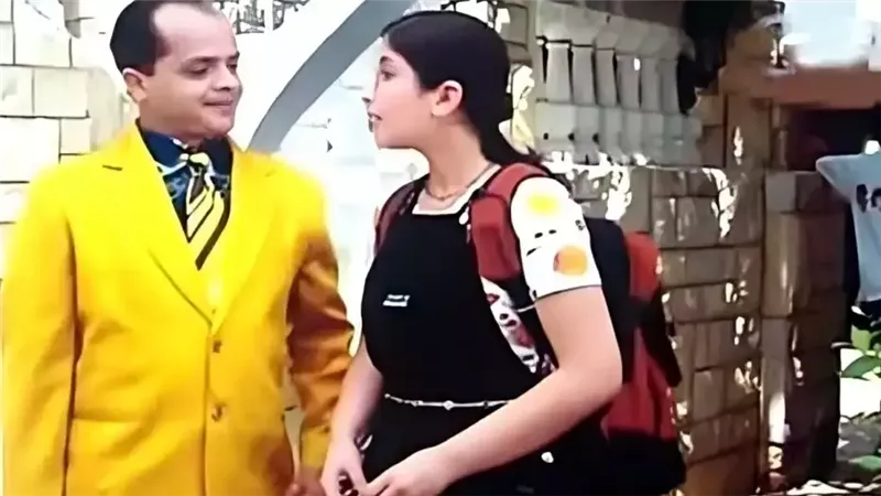 «خلف الدهشوري رجع الجامعة ».. طالب بأسيوط يشعل السوشيال ببدلة محمد هنيدي 