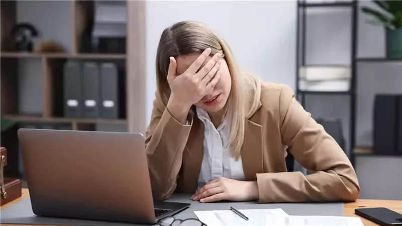 هل تعانين من الكسل أم الاحتراق النفسي؟ 6 إشارات تساعدك على التمييز