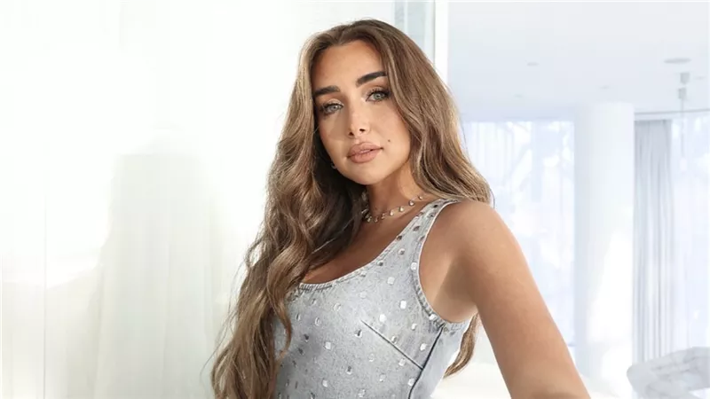 هنا الزاهد الوجه الجديد لـ Maybelline New York.. إطلالة عصرية تخطف الأنظار