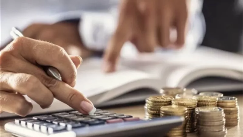 الأقساط تتزاحم على الراتب.. ماذا تفعل؟