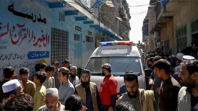 انهيار مدرسة يقتل 34 طفلا ومعلمة في باكستان