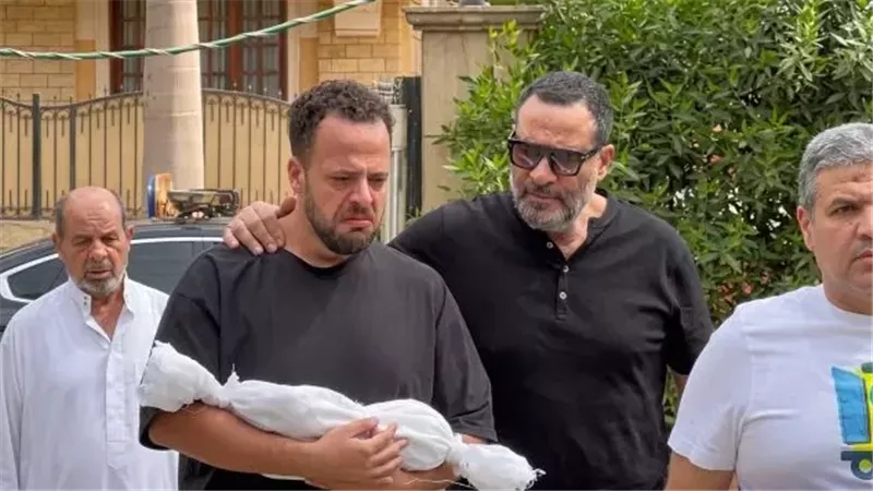 في جنازة مؤثرة.. ماجد المصري يساند نجله بعد وفاة حفيده عن 8 أيام