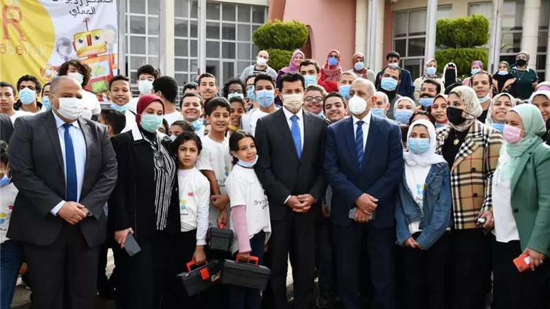 وزير الشباب يكرم المتميزين في ختام المرحلة الثالثة لبرنامج روبوتاك