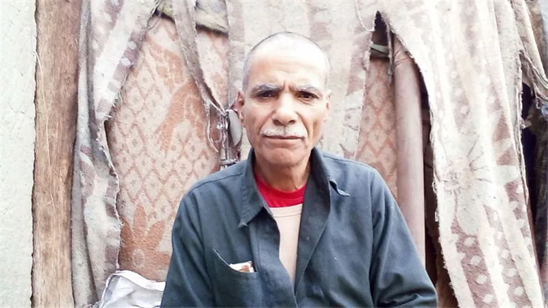 شيال ويعمل في النحاتة.. قصة الوجه الآخر لجد 