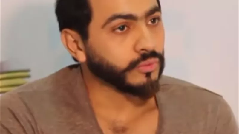 «ارتعشت فصرخت».. فتاة تضع تامر حسني في موقف مُحرج