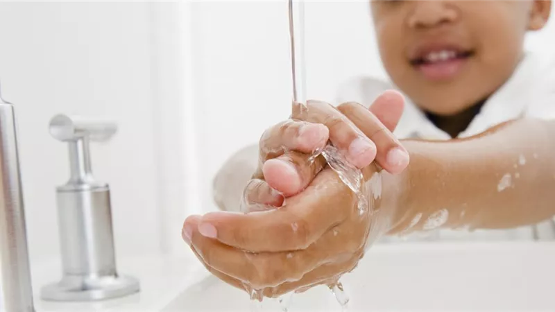 أبرزها غسل الأيدي.. 5 علامات تؤكد إصابة طفلك بـ«الوسواس القهري»